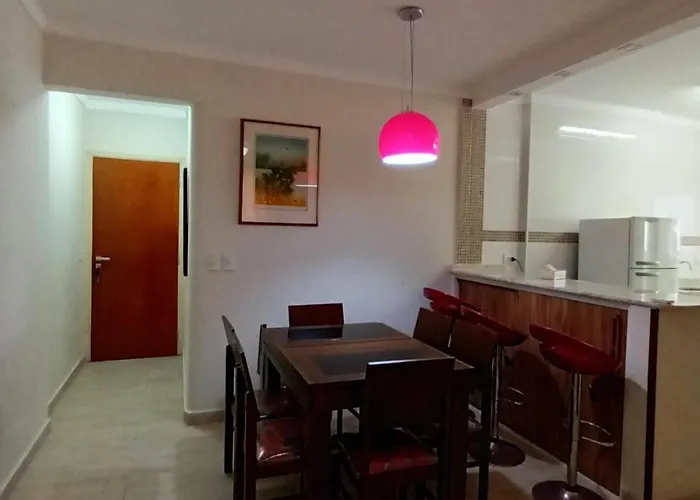 Praia Pitangueiras- Apartamento Quarto e sala - Vaga garagem- Duas quadras da praia- Próximo mercado, bares e restaurantes Guarujá